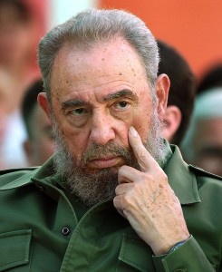 HAB07 - LA HABANA (CUBA), 26/12/06.- Foto de archivo (05/12/03) del líder cubano Fidel Castro. El cirujano español José Luis García Sabrido, que viajó el jueves pasado a Cuba para evaluar la salud de Castro, afirmó hoy, martes 26 de diciembre, que este no padece cáncer ni una "enfermedad maligna" y que se está recuperando. García Sabrido dijo que la actividad intelectual de Castro es excelente y que está recuperándose de los problemas postoperatorios que tuvo en la anterior intervención, que calificó como "grave". EFE/ARCHIVO/Alejandro Ernesto